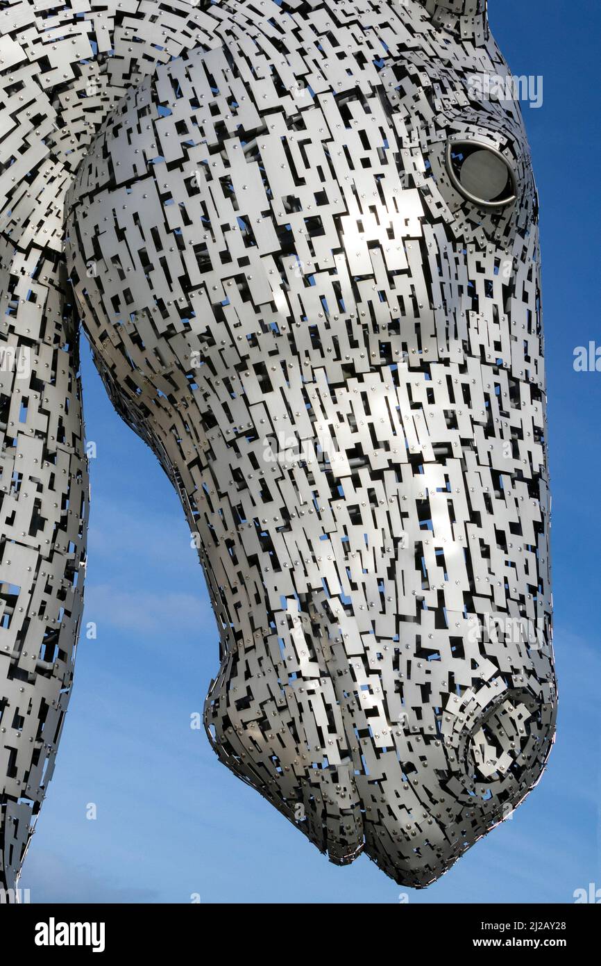 Die Kelpies in Falkirk, Schottland. Zwei 30m hohe (98ft) Pferdekopfskulpturen, die kelpies (formverändernde Wassergeister) darstellen. Sie stehen neben einem neuen Stockfoto