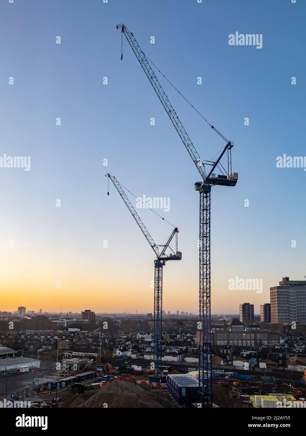 Krane auf einer Baustelle im Zentrum von London im Vereinigten Königreich. Stockfoto