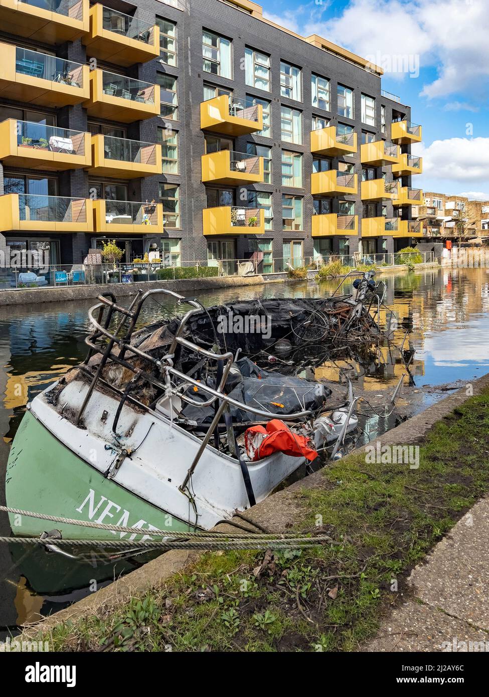 Ausgebrannte und verlassene Boote auf einem Canal Grande in der Nähe des Little Venice-Gebiets im Zentrum von London, Großbritannien. Stockfoto