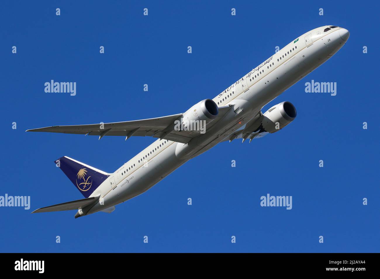 Eine von Saudia betriebene Boeing 787 verlässt den Flughafen London-Heathrow Stockfoto