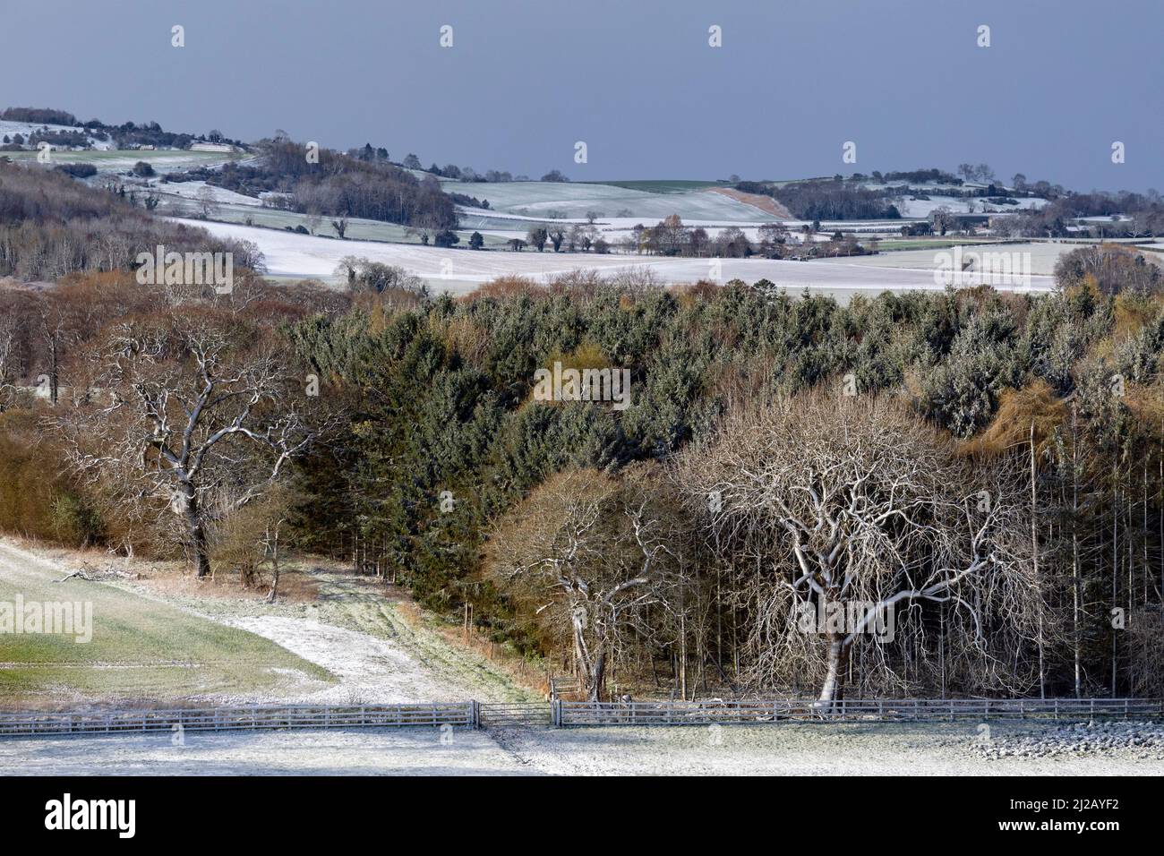 Eine Rückkehr des Winterwetters - Spätfrühlingsschneefall in den Yorkshire Dales in North Yorkshire im Vereinigten Königreich. Stockfoto