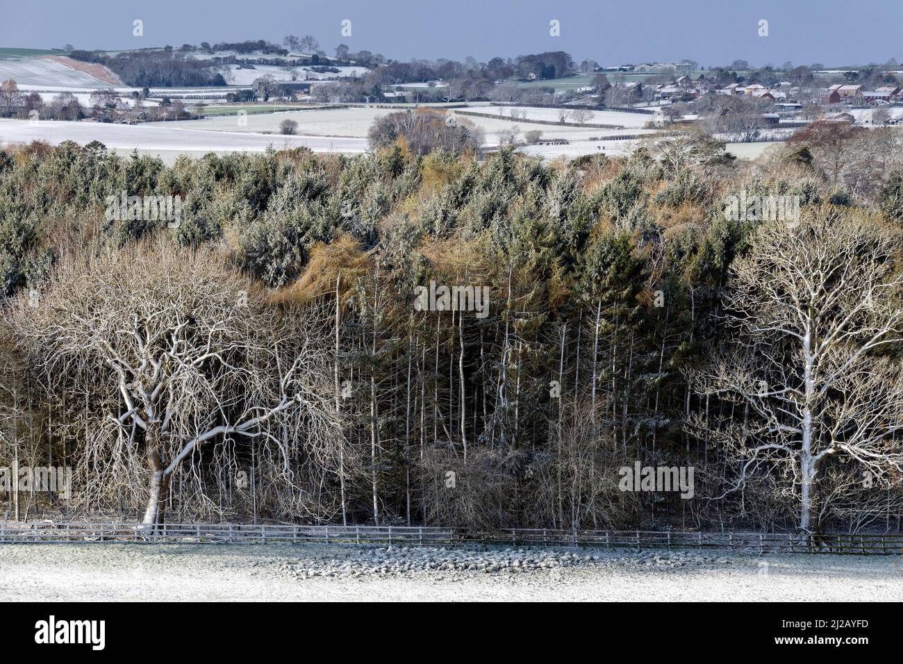 Eine Rückkehr des Winterwetters - Spätfrühlingsschneefall in den Yorkshire Dales in North Yorkshire im Vereinigten Königreich. Stockfoto