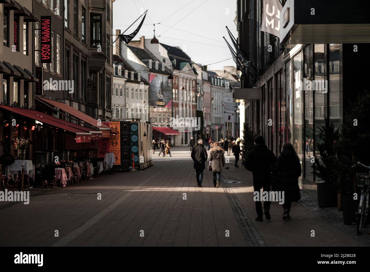 Dänen verbringen einen sonnigen Nachmittag mit Einkaufsmöglichkeiten und Restaurants in einem Einkaufsviertel in der Altstadt von Kopenhagen. Stockfoto