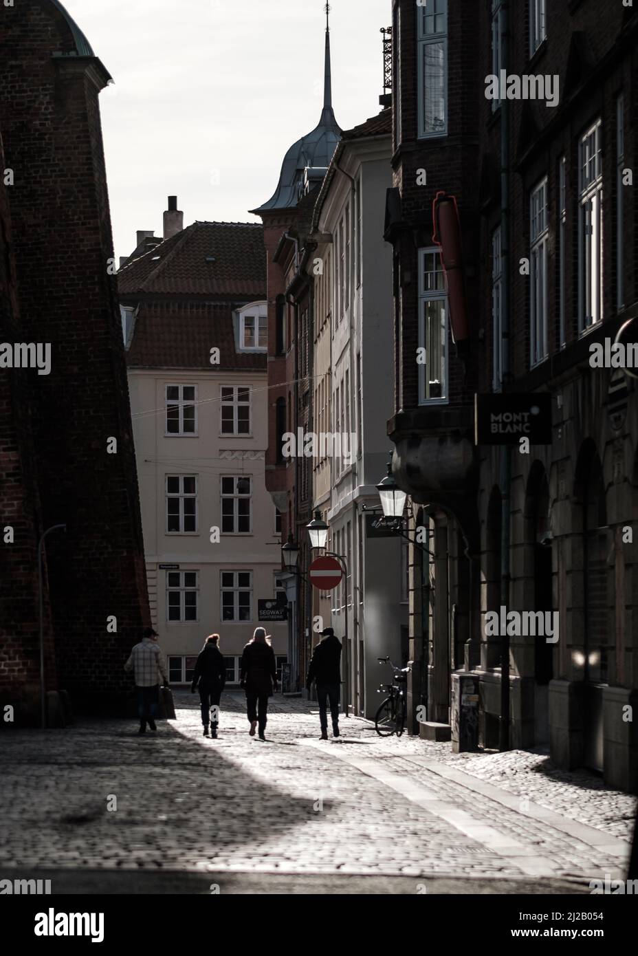 In der warmen Sonne an einem späten Wintertag laufen viele Dänen durch die Altstadt von Kopenhagen. Stockfoto