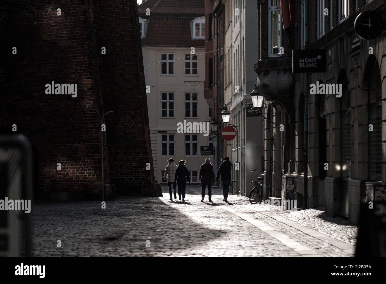 In der warmen Sonne an einem späten Wintertag laufen viele Dänen durch die Altstadt von Kopenhagen. Stockfoto