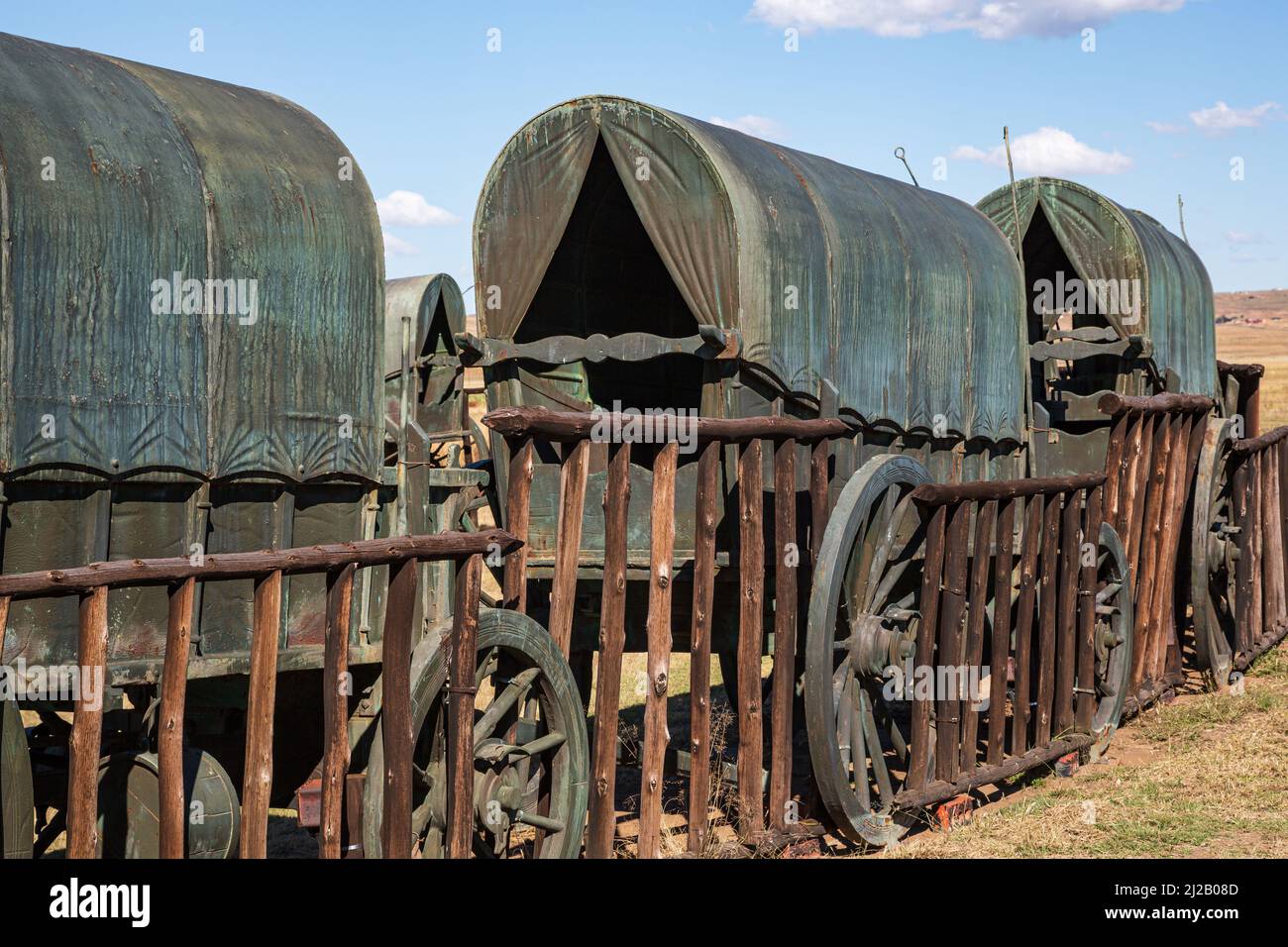 Kreis aus 64 nachgebauten Voortrekker-Waggons, die in Bronze gegossen wurden, im Blood River Heritage Site, KwaZulu-Natal, Südafrika Stockfoto