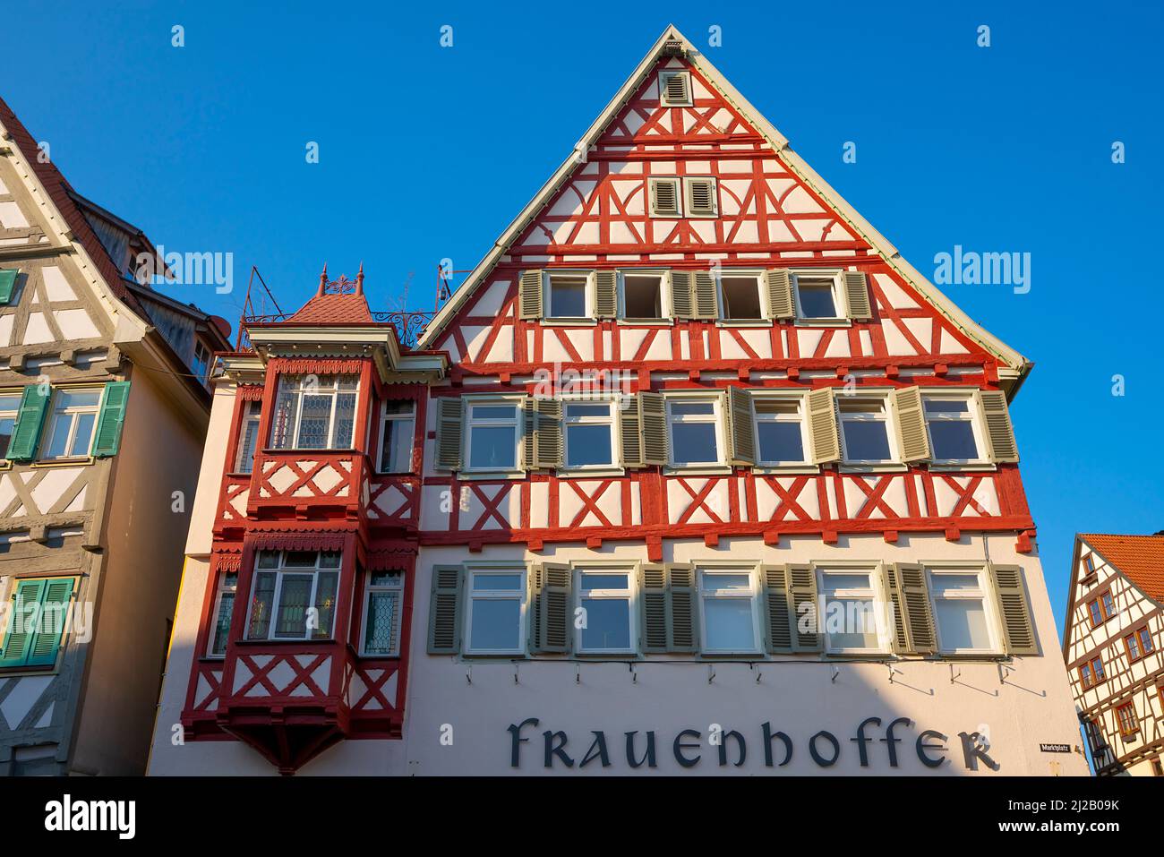 Malerischer Stadtplatz in Herrenberg, umgeben von den schönsten Fachwerkhäusern. Herrenberg ist eine Stadt mitten in Baden-Württemberg, Stockfoto