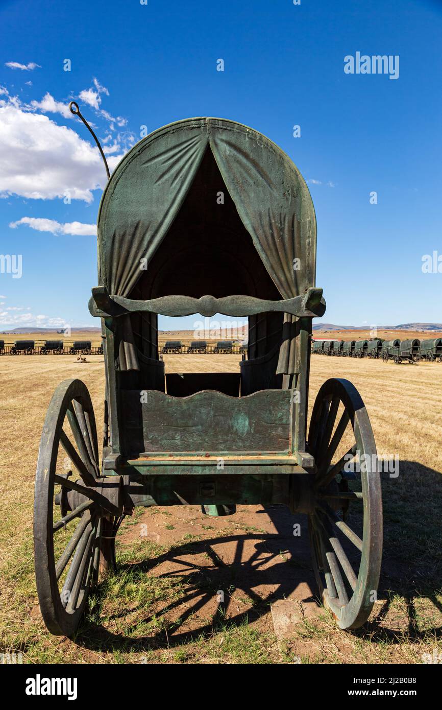 Kreis aus 64 nachgebauten Voortrekker-Waggons, die in Bronze gegossen wurden, im Blood River Heritage Site, KwaZulu-Natal, Südafrika Stockfoto