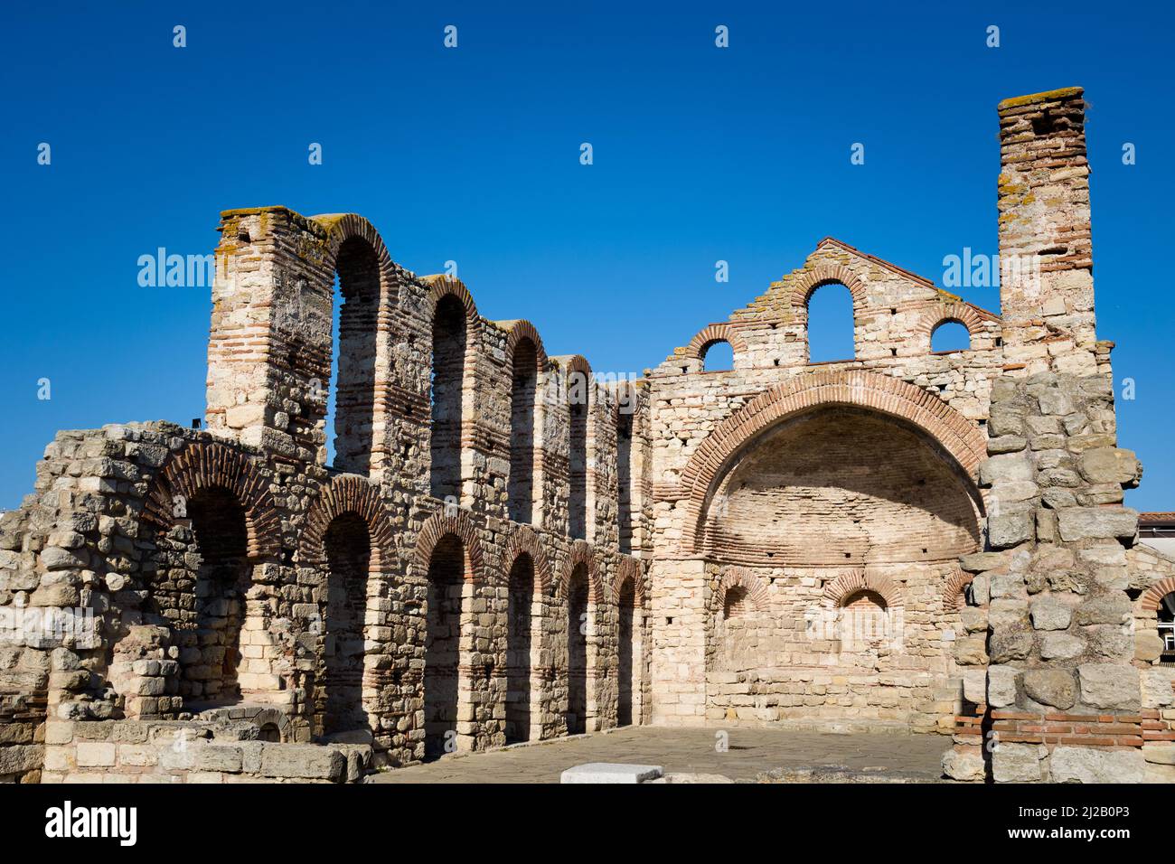 Sommer in der schönen alten Stadt Nesebar in Bulgarien. Altes Bistum, Hagia Sophia-Kirche. UNESCO-Welterbe-Landschaft mit blauem Himmel Stockfoto