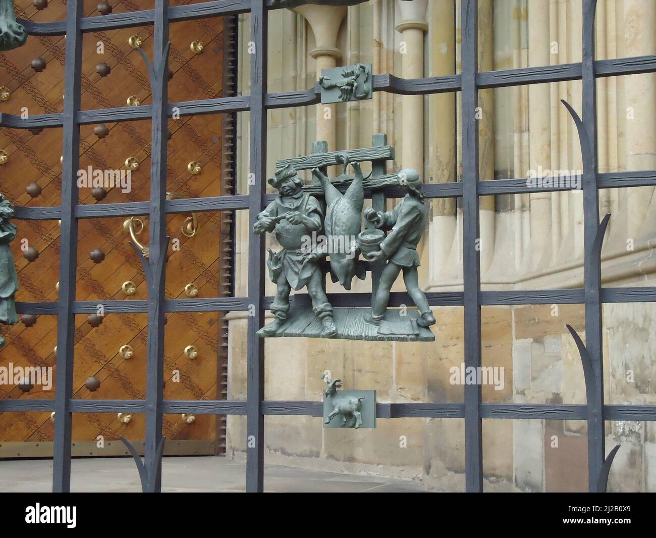 Mittelalterliches Eisentor mit einer porc Statue Stockfoto