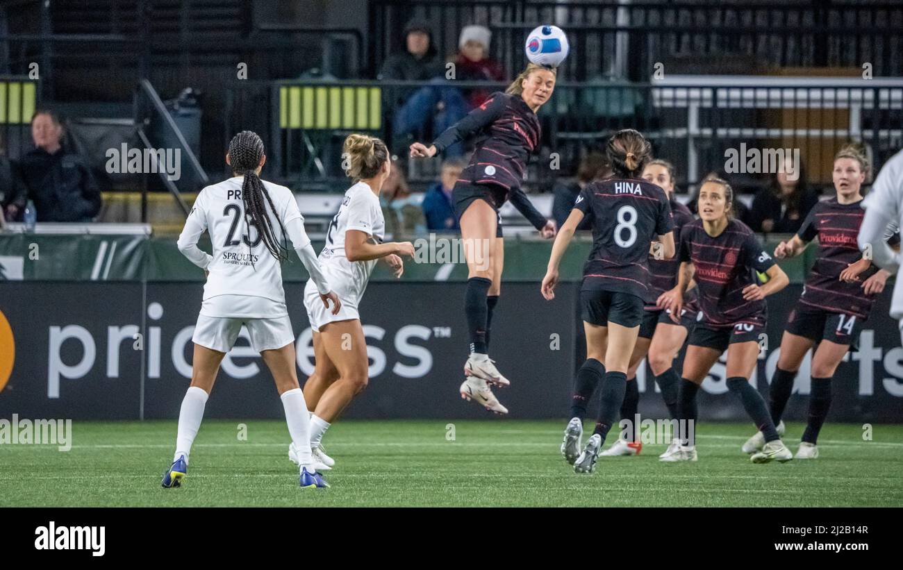 Dorns-Verteidiger Kelli Hubly nimmt den Ball beim Sieg von Portland Thorns 3-0 über Angel City im NWSL Challenge Cup-Spiel am 30. März 2022 in Providence Park, Portland, Oregon, vom Dorns Tor weg (Foto: Jeff Wong/Sipa USA). Stockfoto