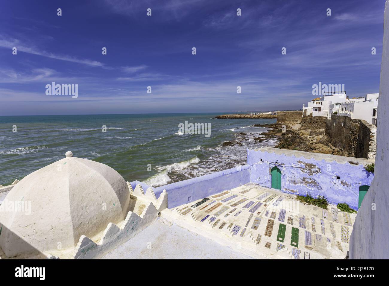 Bewundern Sie die alte Festung am Meer von Asilah, Marokko. Die weißen und blauen Wände der Häuser erinnern an die alte Stadt. Stockfoto