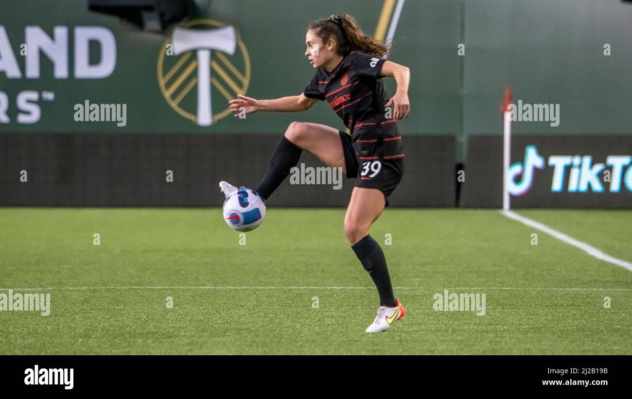 Dornen-Verteidiger Meaghan Nally holt sich beim Sieg von Portland Thorns 3-0 über Angel City beim NWSL Challenge Cup-Spiel in Providence Park, Portland, Oregon, am 30. März 2022 einen Pass (Foto: Jeff Wong/Sipa USA). Stockfoto