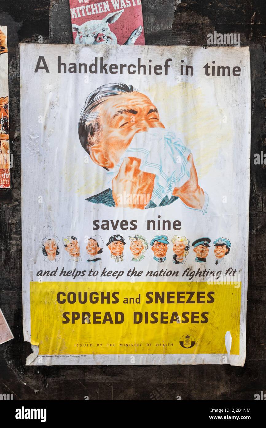 Vintage-Poster auf einen Holzzaun geklebt, Großbritannien Stockfoto