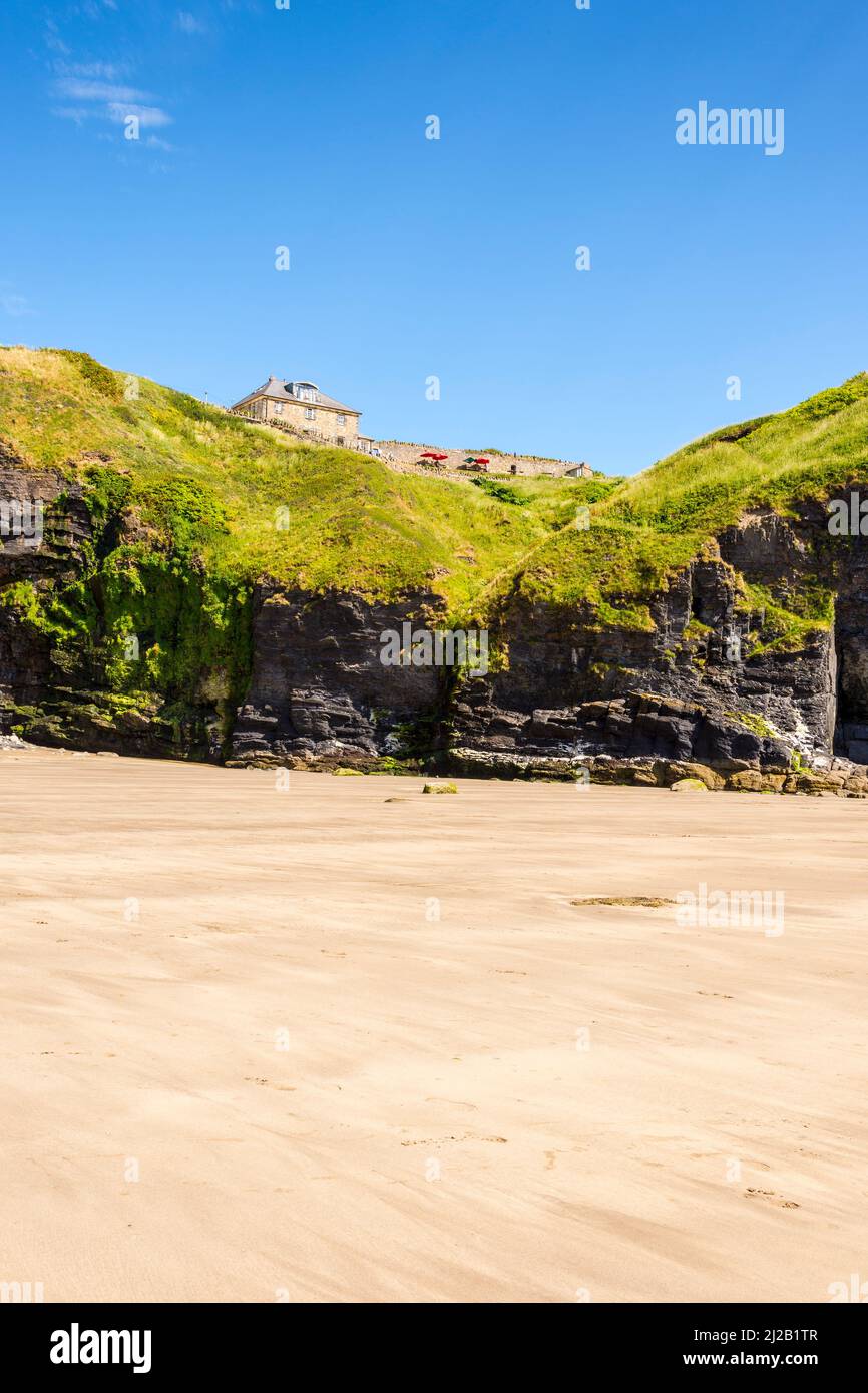 Druidstone Hotel in Pembrokeshire, an einem sonnigen Nachmittag in seiner wunderschönen Küstenumgebung durch die Klippe mit Blick auf den Druidstone Strand gezeigt. Stockfoto