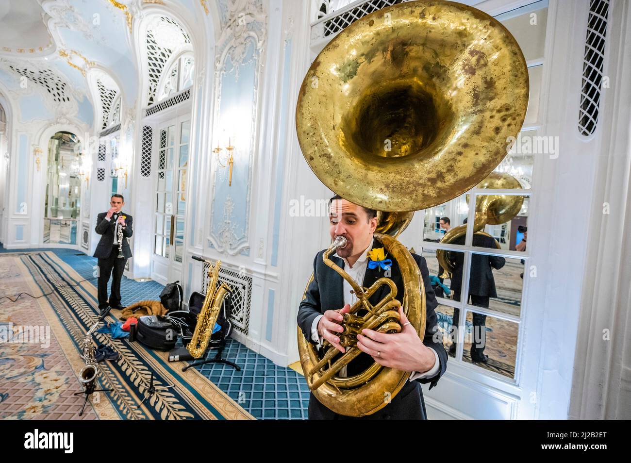 London, Großbritannien. 31. März 2022. Aufwärmen - das Savoy vereint Kräfte mit Alex Mendham und seinem Orchester, um Gelder für die Ukraine zu sammeln. In den Jahren 1920s und 1930s waren die Savoy-Verhoerenen ein bekannter Name, und für diese karitative Zusammenarbeit wird das Orchester zu ‘The New Savoy-Verhoerenden' und eine exklusive Aufnahme im Hotel schaffen. Sie spielen im Lancaster Ballroom des Hotels, um ein Medley von Stücken aufzunehmen, die die feinsten Melodien des Jazz-Zeitalters darstellen, mit der Absicht, wertvolle Gelder für das Disasters Emergency Committee zu sammeln. Kredit: Guy Bell/Alamy Live Nachrichten Stockfoto