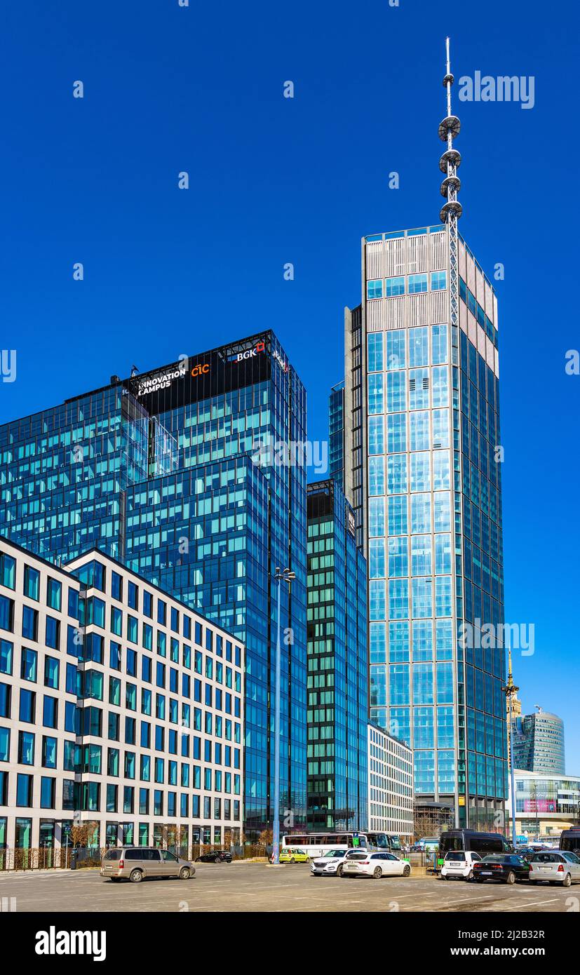 Warschau, Polen - 18. März 2022: Varso Place Tower vom Büro- und Hotelkomplex HB Reavis in der Chmielna Straße im Geschäftsviertel Srodmiescie von Warschau Stockfoto