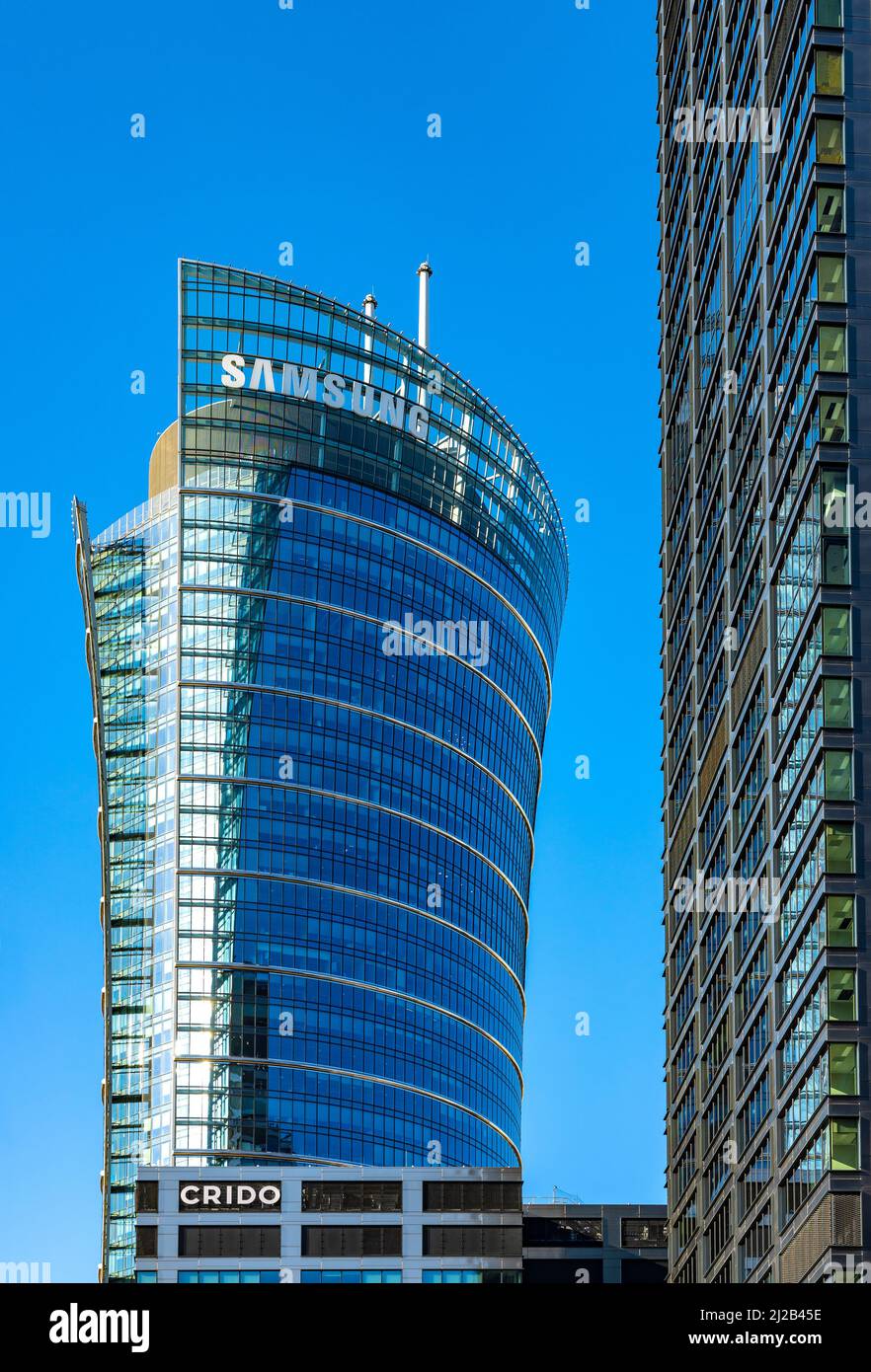 Warschau, Polen - 18. März 2022: Büroturm Warsaw Spire bei Ghelamco und Immofinanz am Plac Europjski Platz und der Towarowa Straße im Wola Bezirk Stockfoto