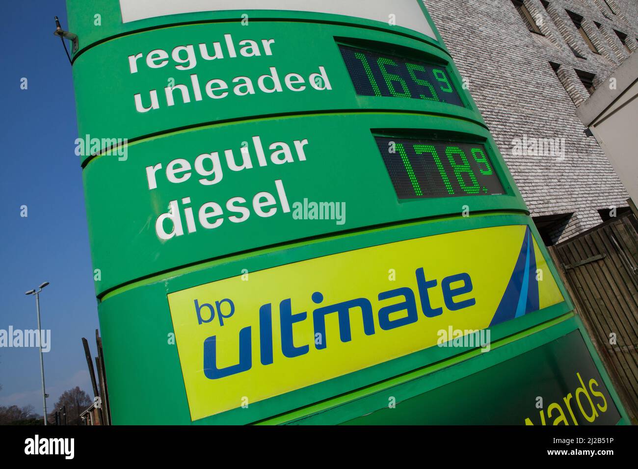 Benzinpreise in einer BP-Garage in Brighton Stockfoto
