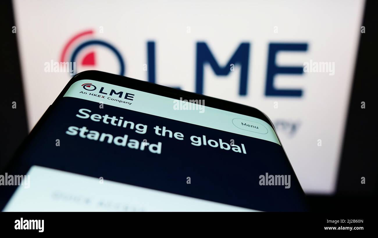 Smartphone mit Website der britischen Exchange London Metal Exchange (LME) auf dem Bildschirm vor dem Unternehmenslogo. Konzentrieren Sie sich auf die obere linke Seite des Telefondisplays. Stockfoto
