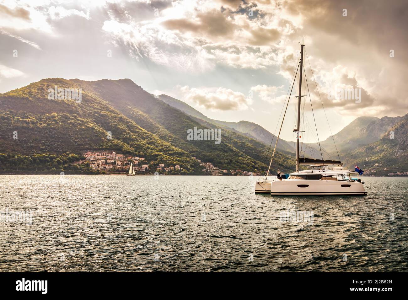 Segelschiff in der Bucht der Adria. Urlaub auf einem Segelboot nahe der Küste. Stockfoto