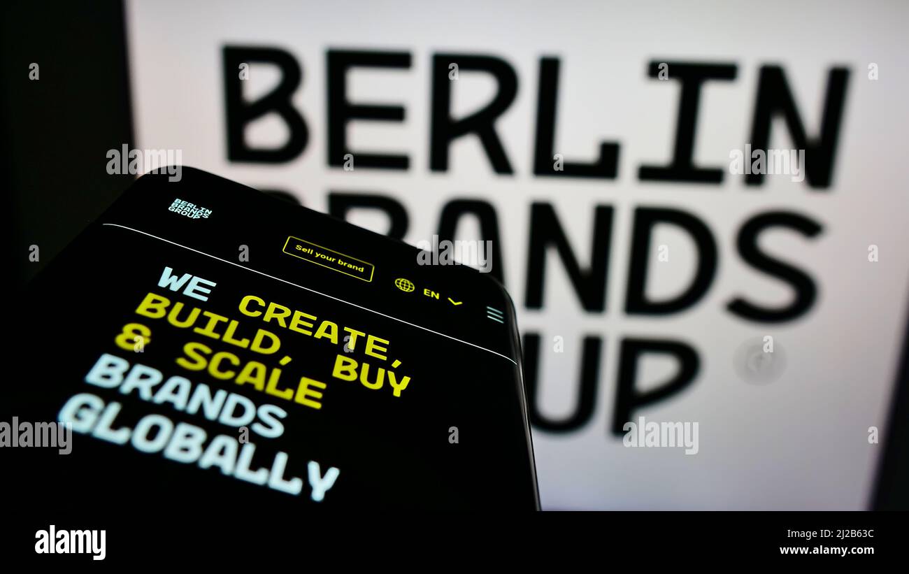 Handy mit Webseite der Firma Chal-Tec GmbH (Berlin Brands Group) auf dem Bildschirm vor dem Firmenlogo. Konzentrieren Sie sich auf die obere linke Seite des Telefondisplays. Stockfoto