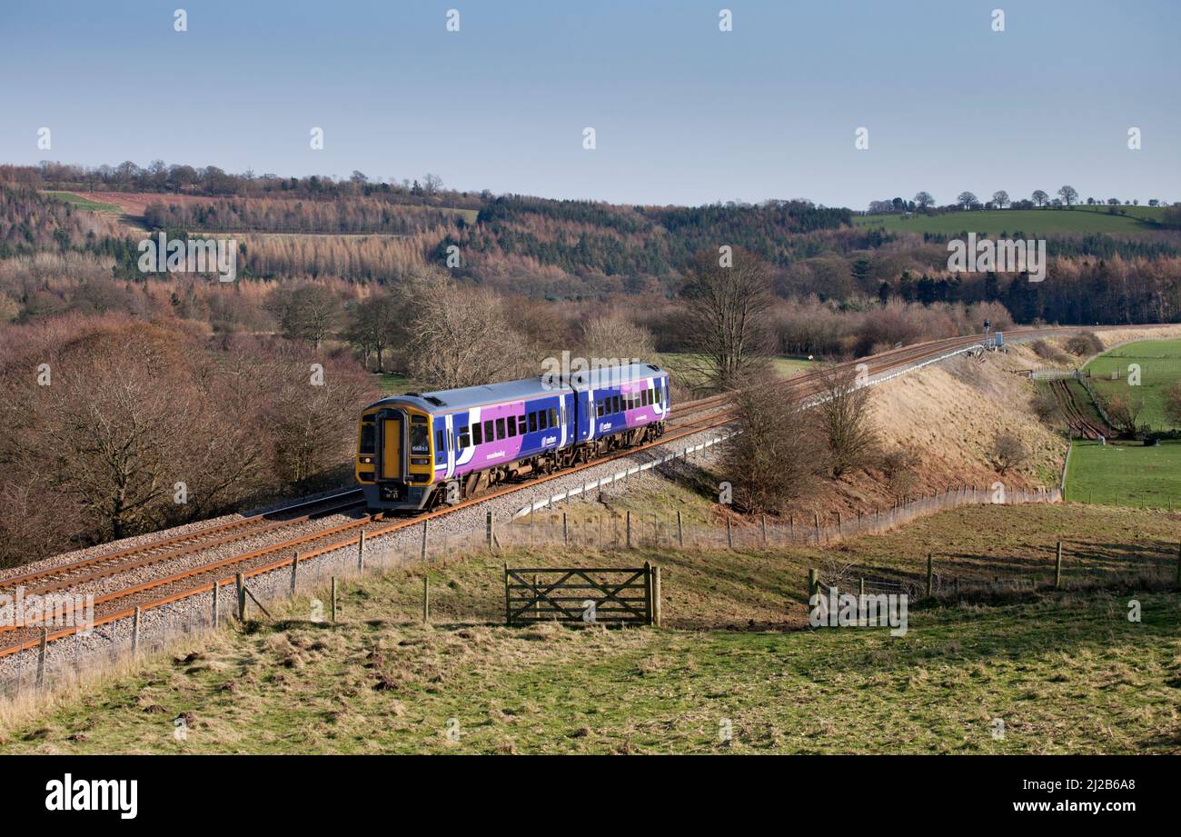 Nördlicher Zug der Klasse 158, der Lazonby & Kirkoswald auf der landschaftlich reizvollen Strecke zur Carlisle-Bahnlinie in Cumbria durchquerte Stockfoto