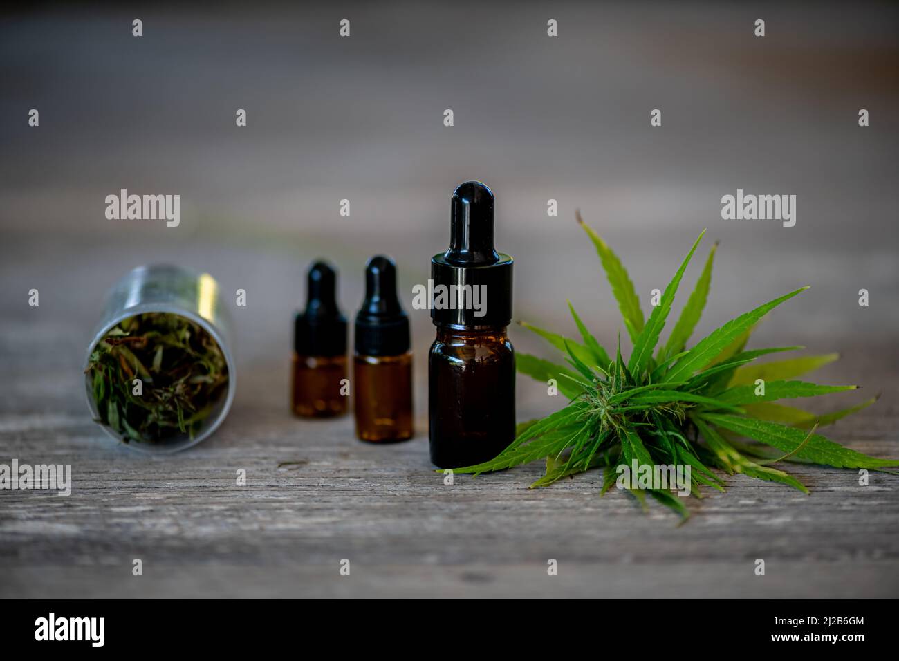 Cannabis CBD-Öl Hanfprodukte Cannabisöl, CBD-Öl Cannabisextrakt, medizinisches Cannabiskonzept. Stockfoto