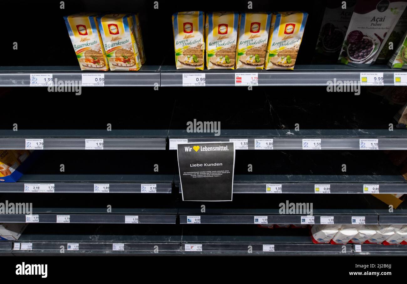Neubiberg, Deutschland. 31. März 2022. In einem Supermarkt bleiben nur noch wenige Mehlpackungen auf einem Regal. Der Verkauf wurde auf zwei Packungen pro Kunde beschränkt. Quelle: Sven Hoppe/dpa/Alamy Live News Stockfoto