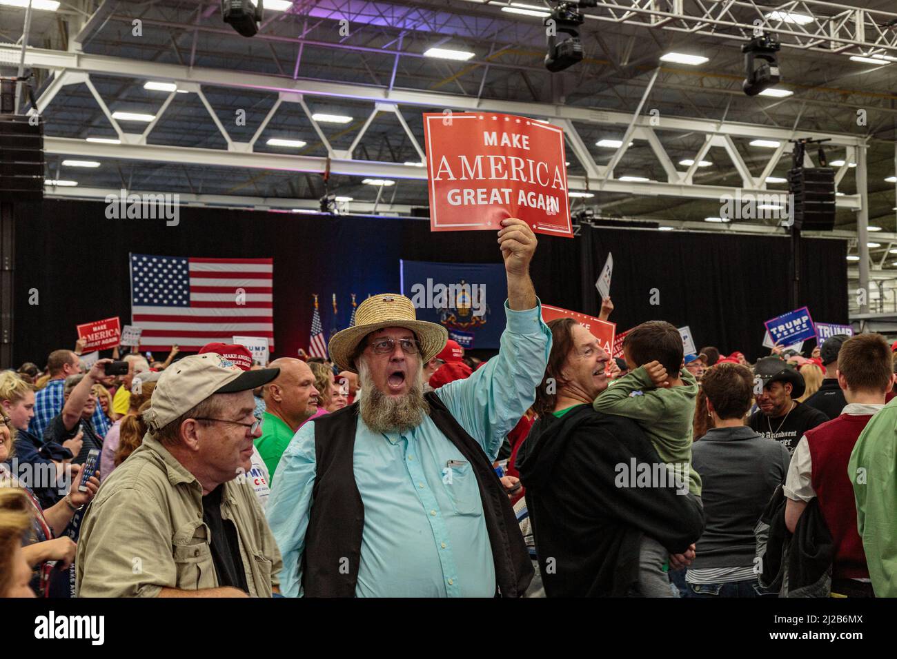 Manheim, PA, USA - 1. Oktober 2016: Ein Amishman in Lancaster County unterstützt begeistert Make America Great Again, indem er ein Schild an einen Donald TR schwenkt Stockfoto