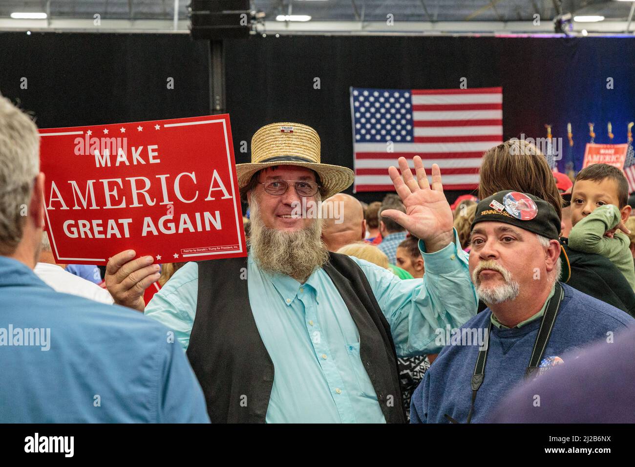 Manheim, PA, USA - 1. Oktober 2016: Ein Amishman in Lancaster County unterstützt begeistert Make America Great Again, indem er ein Schild an einen Donald TR schwenkt Stockfoto