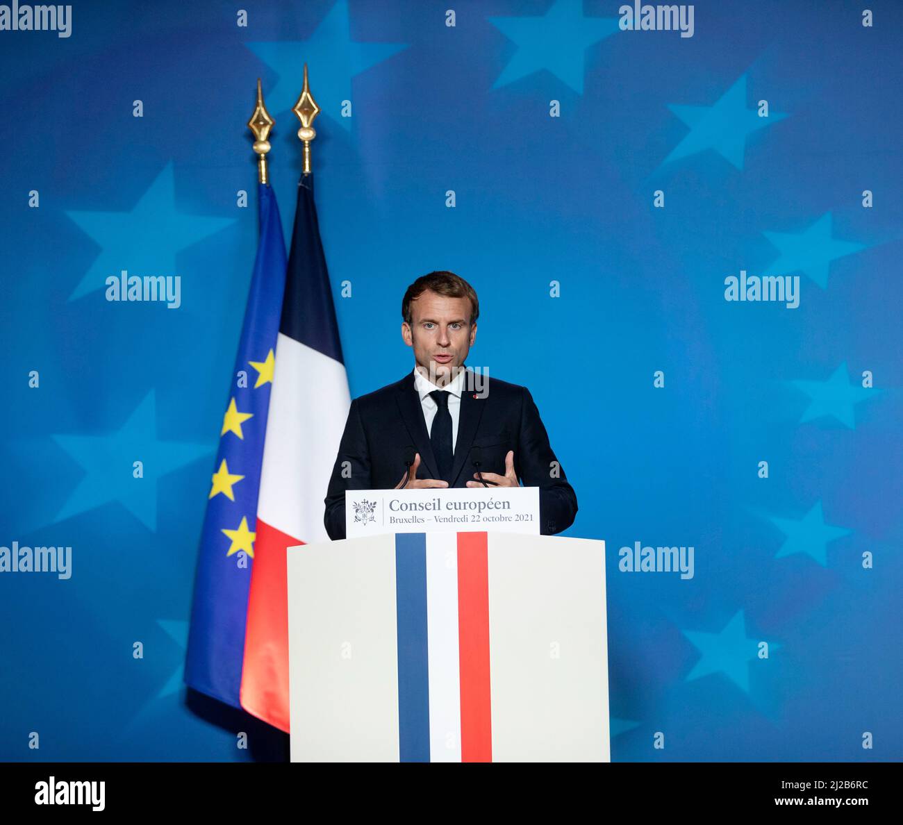 Belgien, Brüssel, 22. Oktober 2021: Präsident der Französischen Republik Emmanuel Macron nimmt an einer Pressekonferenz zum Europäischen Rat Teil Stockfoto