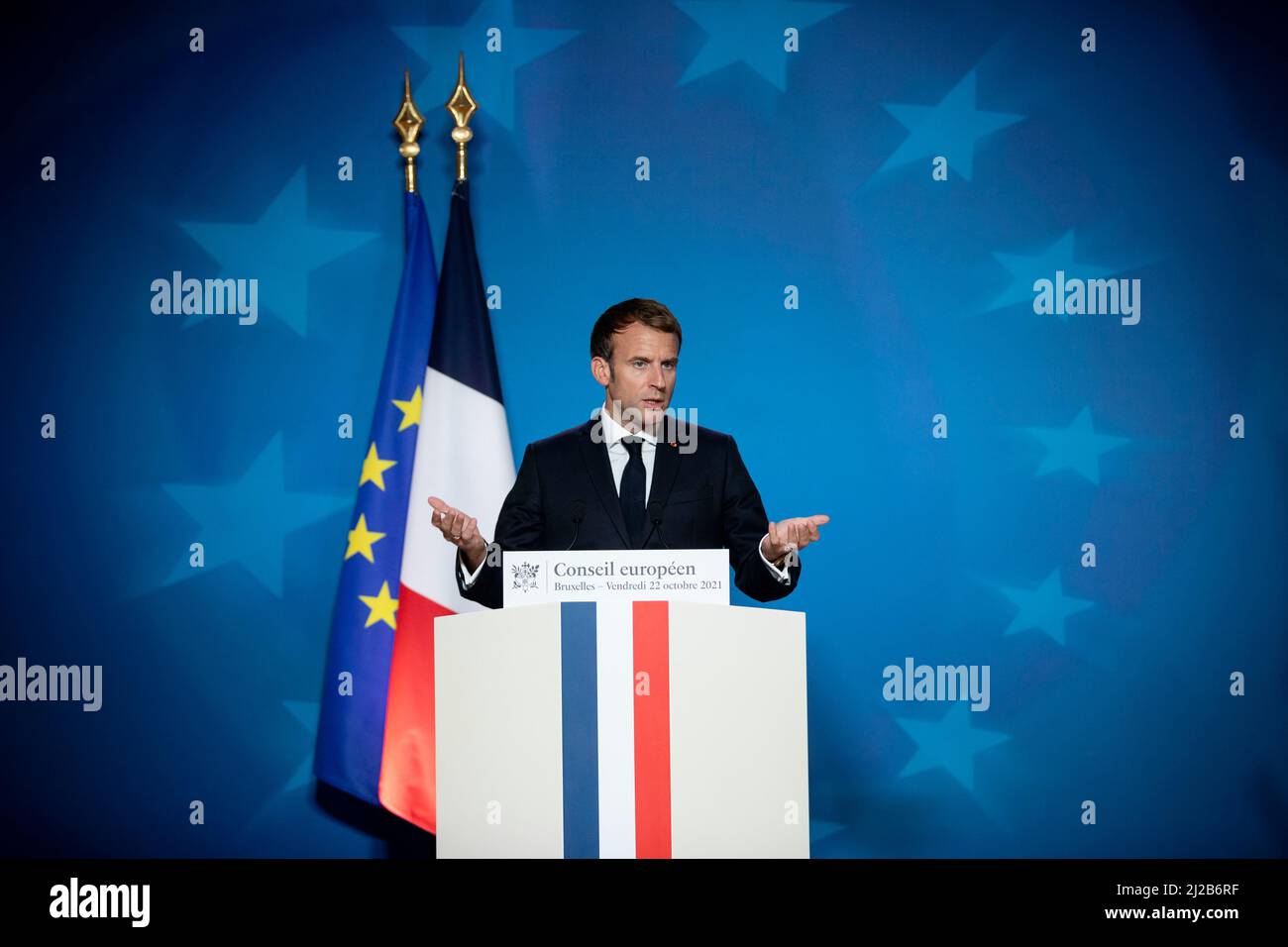 Belgien, Brüssel, 22. Oktober 2021: Präsident der Französischen Republik Emmanuel Macron nimmt an einer Pressekonferenz zum Europäischen Rat Teil Stockfoto