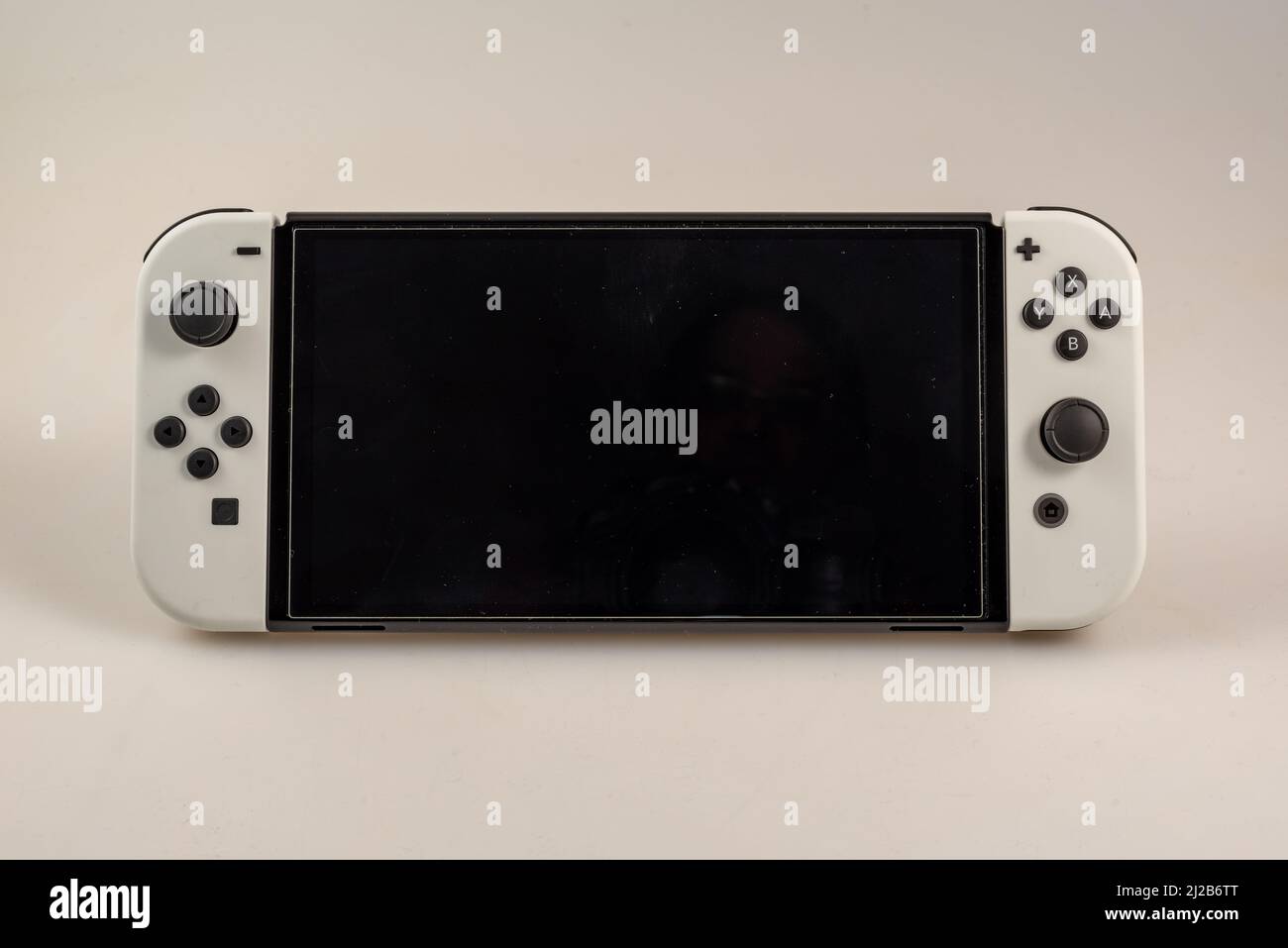 Hamburg, Deutschland- 03302022: Nahaufnahme einer nintendo-Schaltkonsole O-LED-Modell mit weißen Joy-cons vor hellem Hintergrund Stockfoto
