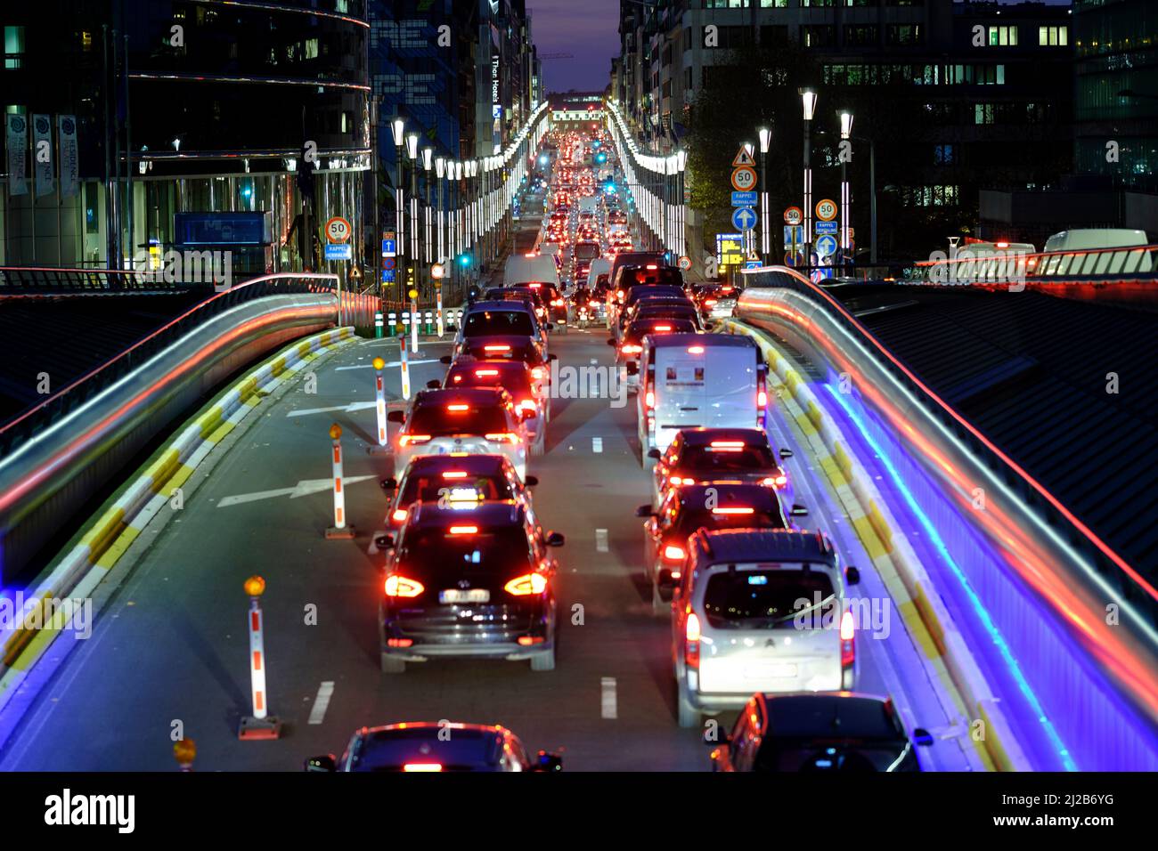 Belgien, Brüssel: Abends starker Verkehr in der Rue de la Loi. Rote Bremsleuchten von Fahrzeugen Stockfoto