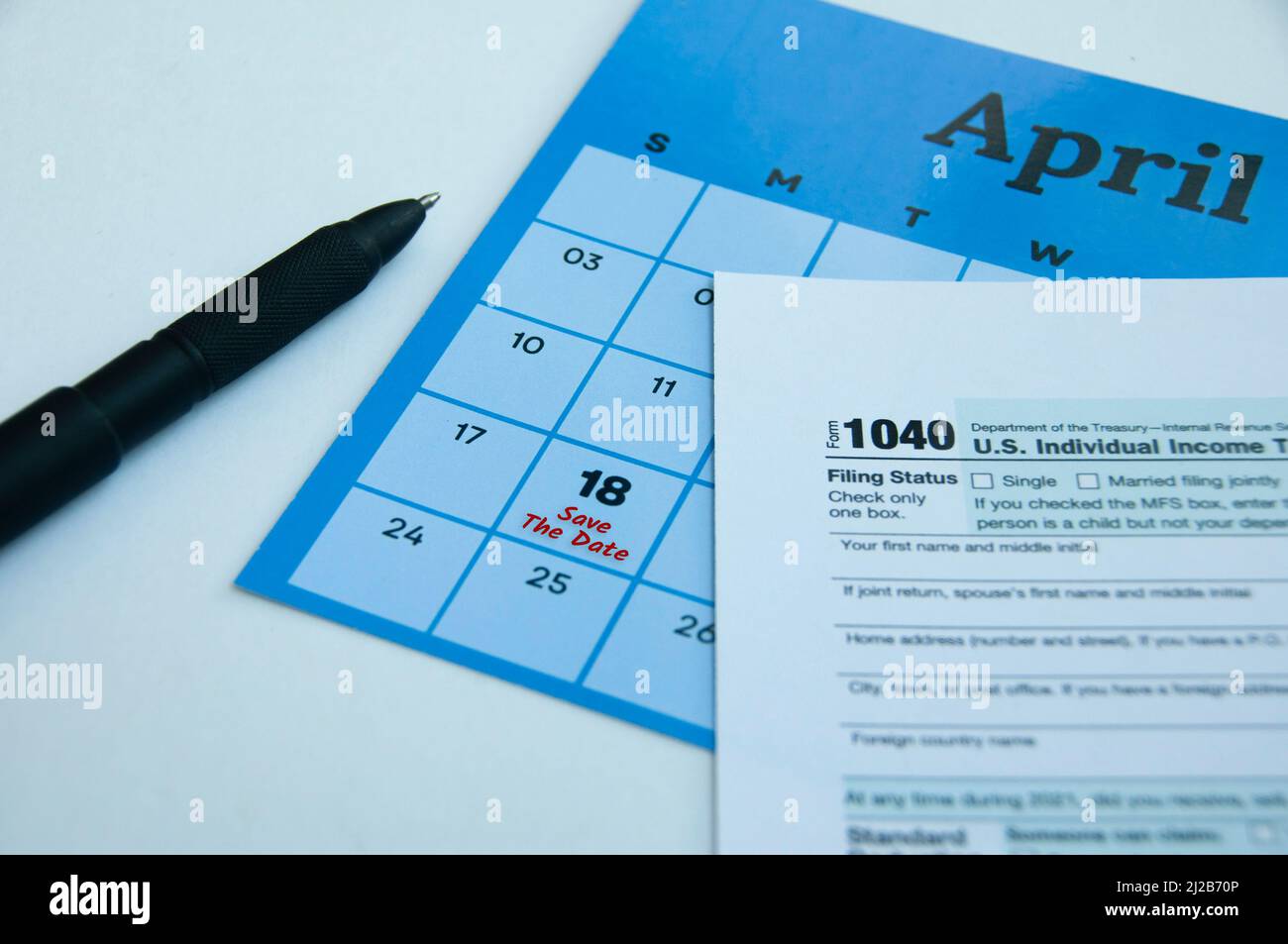 Speichern Sie den Datumstext im April-Kalender – Konzept für das Fälligkeitsdatum der Steuereinreichung Stockfoto