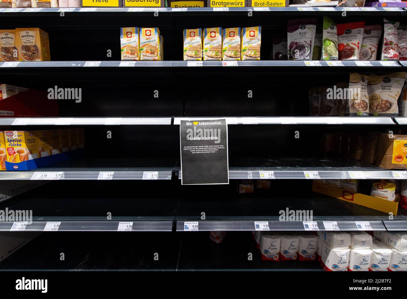 Neubiberg, Deutschland. 31. März 2022. In einem Supermarkt bleiben nur noch wenige Mehlpackungen auf einem Regal. Der Verkauf wurde auf zwei Packungen pro Kunde beschränkt. Quelle: Sven Hoppe/dpa/Alamy Live News Stockfoto
