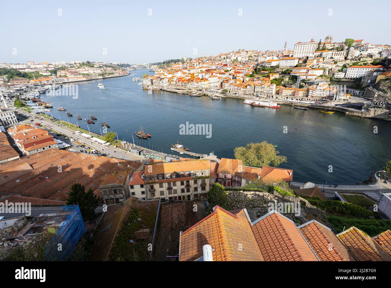 Porto, Portugal. März 2022. Panoramablick über den Douro-Fluss in der Innenstadt Stockfoto