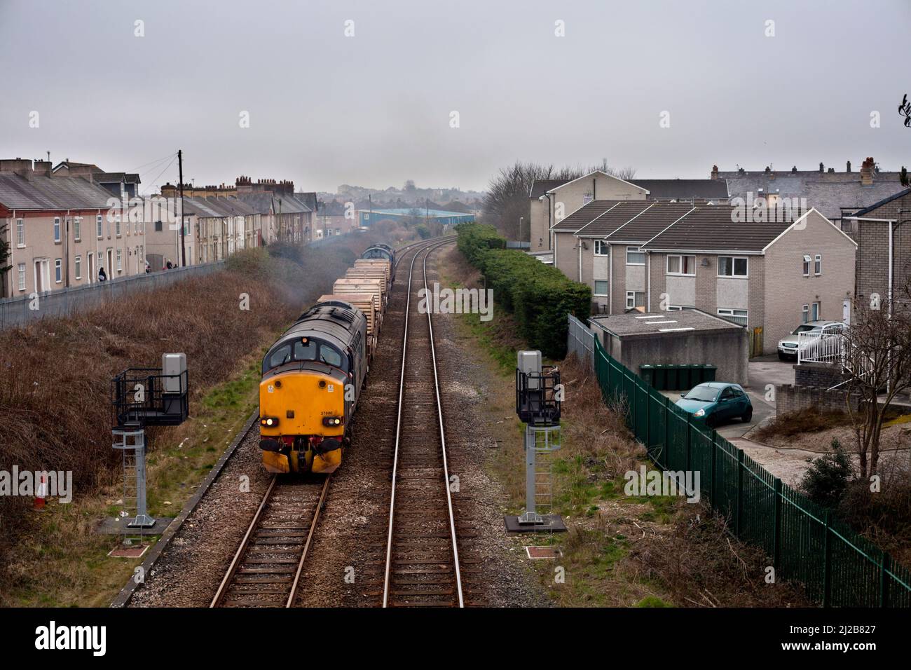 2 Direct Rail Services Baureihe 37 Lokomotiven 37606 (-+37602 auf der Rückseite) mit einem Kernflaskenzug Stockfoto