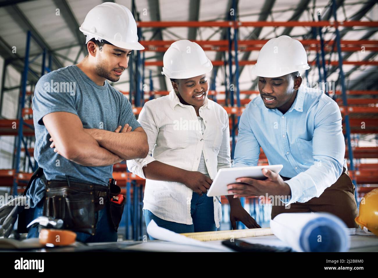 Außergewöhnliche Designs von einem außergewöhnlichen Team. Aufnahme einer Gruppe von Bauherren, die sich auf einer Baustelle treffen. Stockfoto