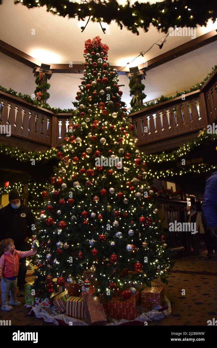 Grand Canyon National Park, AZ. USA 12/31/2022. El Tovar petite Lobby mit einem gemütlichen Kamin, Weihnachtsbaum, Liegestühlen, Girlanden, Stockfoto