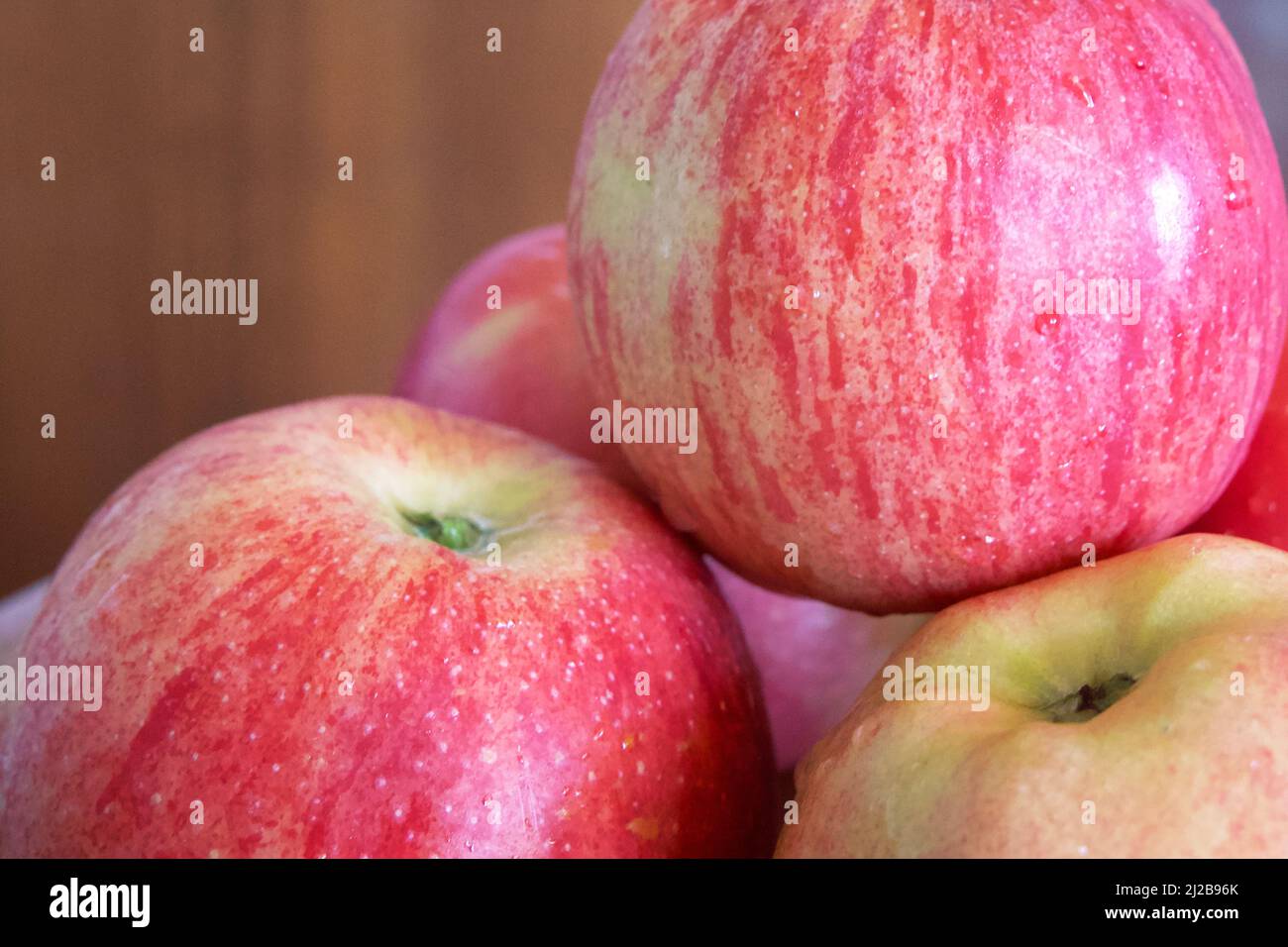 Galaäpfel in einem Stapel gestapelt. Nahaufnahme von reifen Früchten. Stockfoto