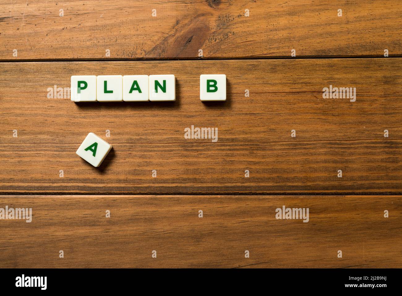Der Satz PLAN B besteht aus Buchstabenteilen, der Buchstabe A wird beiseite gelegt. Konzept der Zukunftsplanung, Resilienz und Konstanz. Hintergrund von Stockfoto