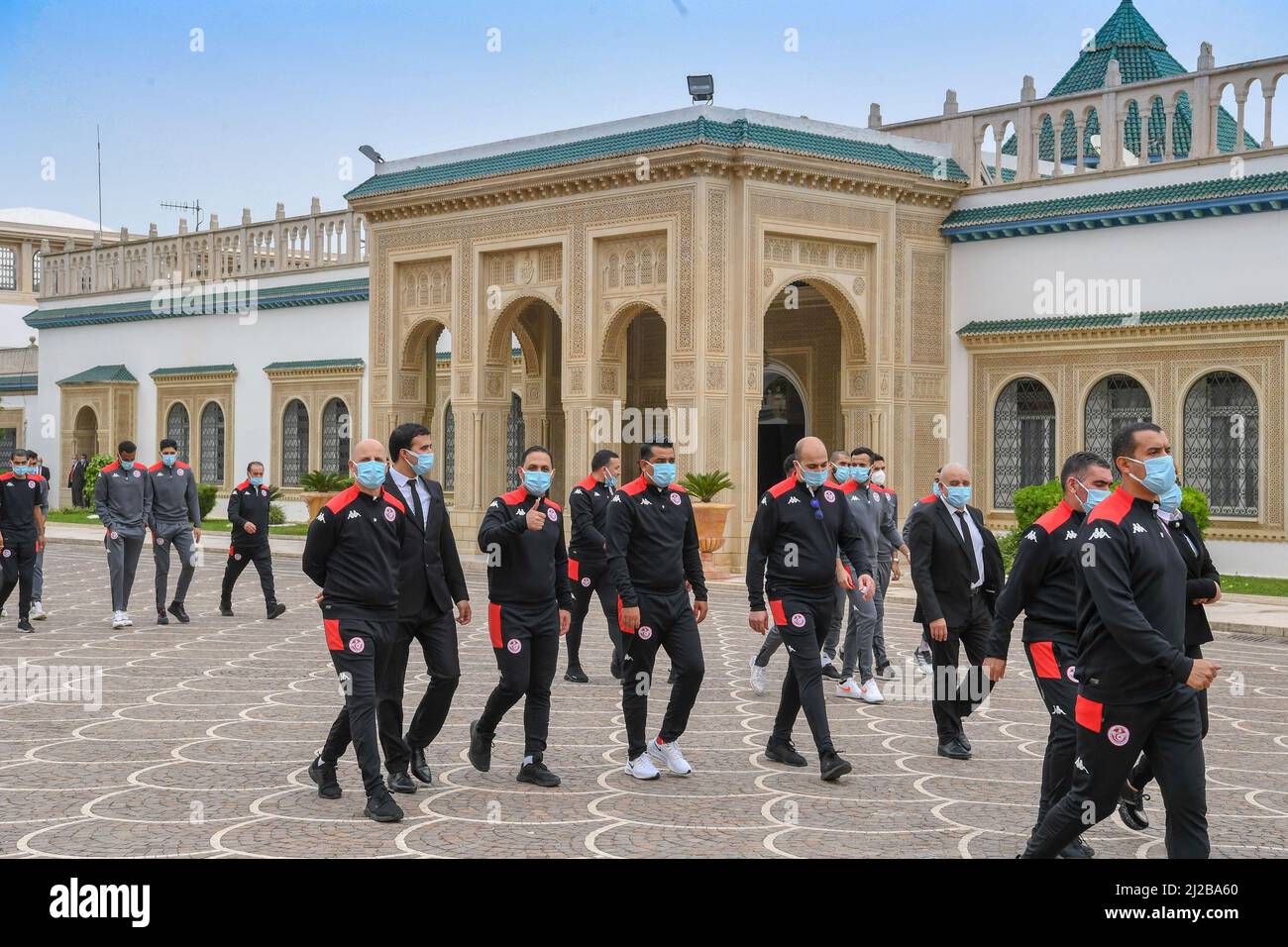 Tunesien. 31. März 2022. Tunis, Tunesien 30. März 2022. Der Präsident der Republik Kais Saied empfängt die tunesische Fußballnationalmannschaft im Carthage Palace, nachdem er sich für die Weltmeisterschaft 2022 in Katar qualifiziert hat. (Präsidentenamt) Kredit: SIPA USA/Alamy Live News Stockfoto