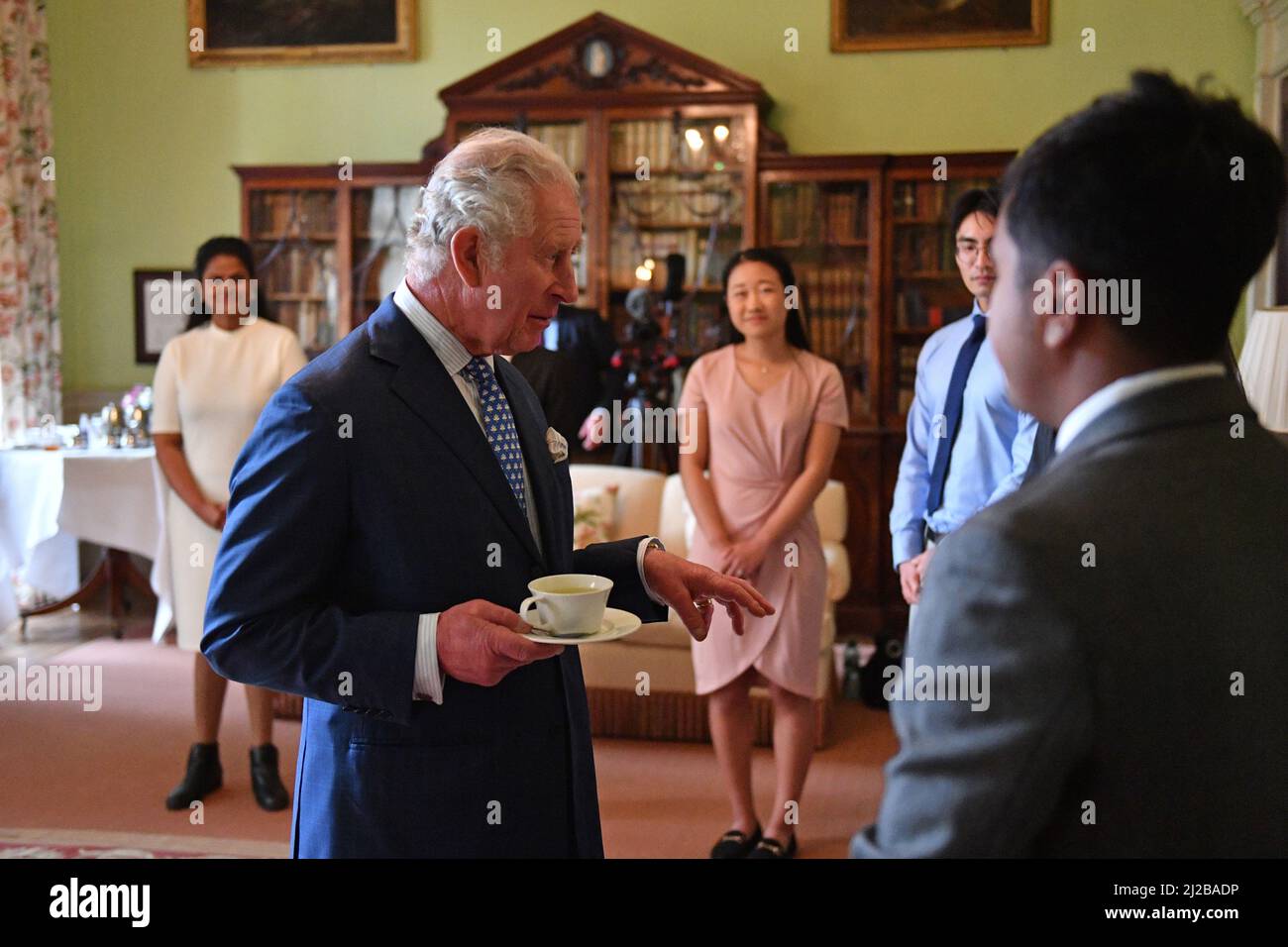 Der Prinz von Wales trifft Studenten des Cambridge Trust, die als Commonwealth Scholarships Awardees des Prince of Wales am King's College tätig sind, während seines Besuchs in Cambridge. Bilddatum: Donnerstag, 31. März 2022. Stockfoto