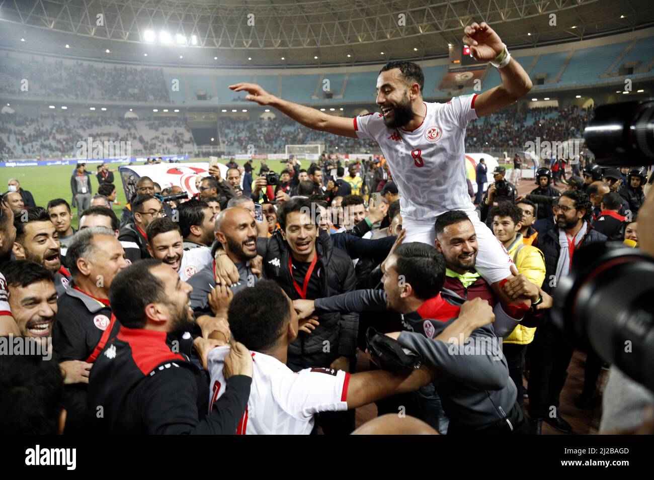 Tunesien. 30. März 2022. Tunesiens Spieler feiern am 29. März 2022 im Olympiastadion Hamadi Agrebi in der Stadt Rades die Qualifikation zum Fußballspiel der afrikanischen Qualifikanten der Qatar World Cup 2022 zwischen Tunesien und Mali. - Tunesien sicherte sich einen Platz bei der WM 2022 in Katar, obwohl Mali im zweiten Teil eines afrikanischen Play-Offs 0-0 zu Hause gehalten hat. (Foto von Yassine Mahjoub/Sipa USA ) Quelle: SIPA USA/Alamy Live News Stockfoto