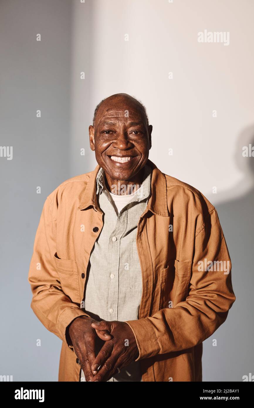 Porträt eines älteren Mannes auf weißem Hintergrund im Studio Stockfoto