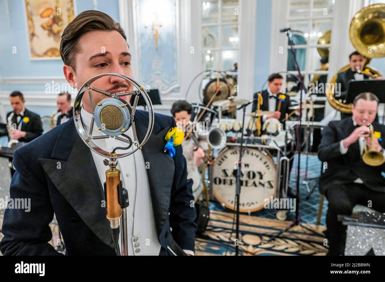 London, Großbritannien. 31. März 2022. Das Savoy vereint Kräfte mit Alex Mendham (im Bild) und seinem Orchester, um Gelder für die Ukraine zu sammeln. In den Jahren 1920s und 1930s waren die Savoy-Verhoerenen ein bekannter Name, und für diese karitative Zusammenarbeit wird das Orchester zu ‘The New Savoy-Verhoerenden' und eine exklusive Aufnahme im Hotel schaffen. Sie spielen im Lancaster Ballroom des Hotels, um ein Medley von Stücken aufzunehmen, die die feinsten Melodien des Jazz-Zeitalters darstellen, mit der Absicht, wertvolle Gelder für das Disasters Emergency Committee zu sammeln. Kredit: Guy Bell/Alamy Live Nachrichten Stockfoto