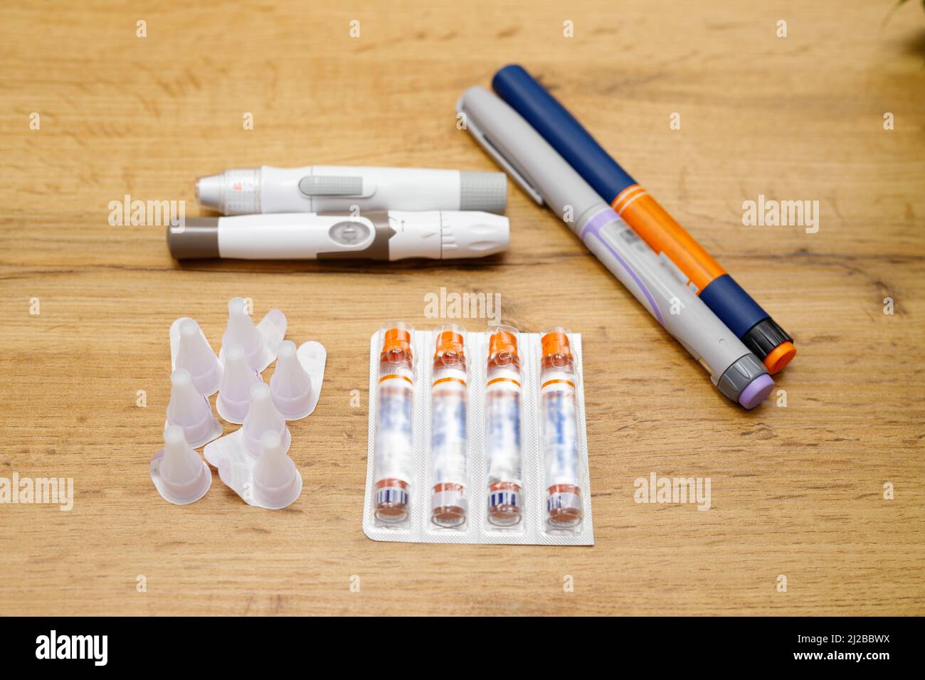 Bild einer Spritze zur Insulinininjektion auf dem Tisch und Lanzettenstift, Diabetes und Gesundheitskonzept Stockfoto