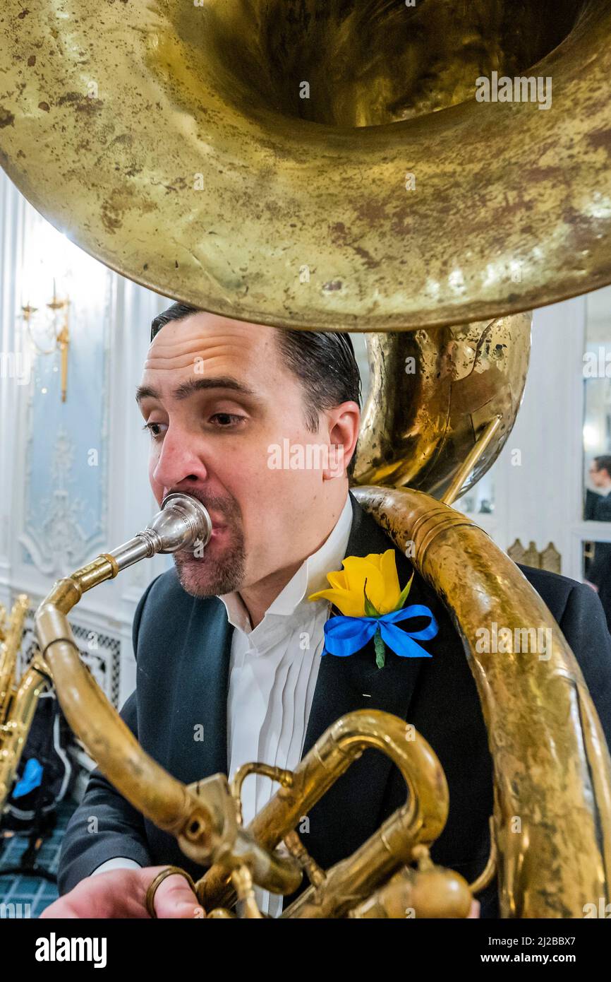 London, Großbritannien. 31. März 2022. Das Savoy vereint seine Kräfte mit Alex Mendham und seinem Orchester, um Gelder für die Ukraine zu sammeln. In den Jahren 1920s und 1930s waren die Savoy-Verhoerenen ein bekannter Name, und für diese karitative Zusammenarbeit wird das Orchester zu ‘The New Savoy-Verhoerenden' und eine exklusive Aufnahme im Hotel schaffen. Sie spielen im Lancaster Ballroom des Hotels, um ein Medley von Stücken aufzunehmen, die die feinsten Melodien des Jazz-Zeitalters darstellen, mit der Absicht, wertvolle Gelder für das Disasters Emergency Committee zu sammeln. Kredit: Guy Bell/Alamy Live Nachrichten Stockfoto